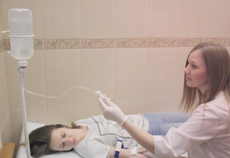 Врач с пациентом в палате
